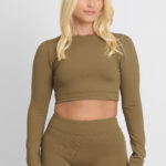 Conjunto SHORT EMA SOFT SAVANA verde oliva: top cropped de manga comprida e shorts combinando.