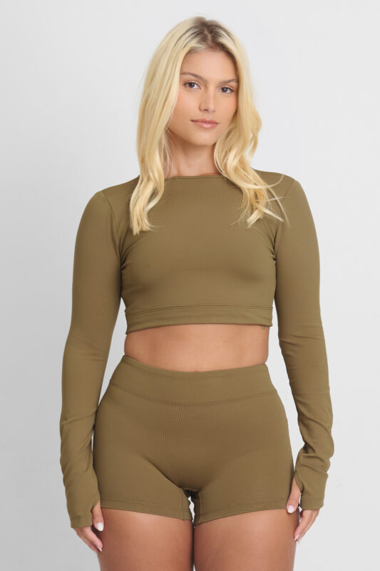 Conjunto SHORT EMA SOFT SAVANA verde oliva: top cropped de manga comprida e shorts combinando.