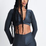 SHORT SELENE CHUMBO: Conjunto canelado cinza com top cropped de manga comprida e shorts.