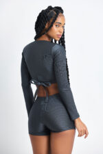 SHORT SELENE CHUMBO: Conjunto cinza canelado com top cropped de manga longa e shorts. Moda feminina.