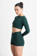 Short Yani Floresta: Conjunto esportivo verde escuro com shorts e top de manga comprida.