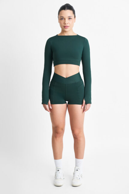 Short Yani Floresta: conjunto esportivo verde com top de manga comprida e shorts.