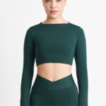 SHORT YANI FLORESTA: Conjunto verde de cropped e shorts de cintura alta.