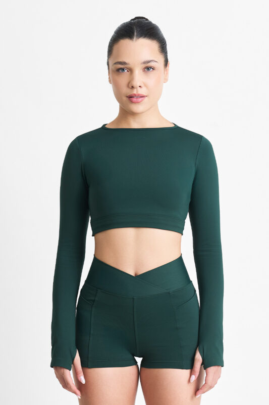 SHORT YANI FLORESTA: Conjunto verde de cropped e shorts de cintura alta.