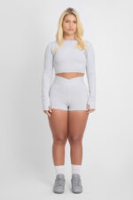 Short Yani Lunar: Conjunto cinza de cropped e shorts com tênis e meias brancas.