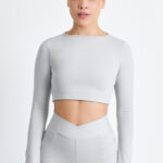 Short Yani Lunar: Conjunto de treino cinza com top cropped de manga comprida e shorts de cintura alta.