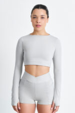 Short Yani Lunar: Conjunto de treino cinza com top cropped de manga comprida e shorts de cintura alta.
