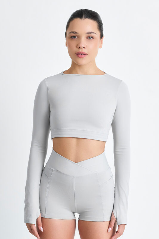 Short Yani Lunar: Conjunto de treino cinza com top cropped de manga comprida e shorts de cintura alta.