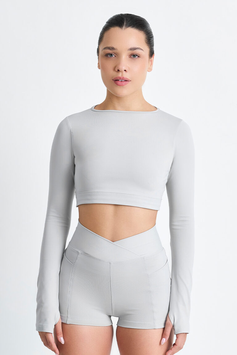 Short Yani Lunar: Conjunto de treino cinza com top cropped de manga comprida e shorts de cintura alta.