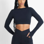 Mulher vestindo SHORT YANI SOFT NANQUIM preto, conjunto de activewear elegante e confortável.