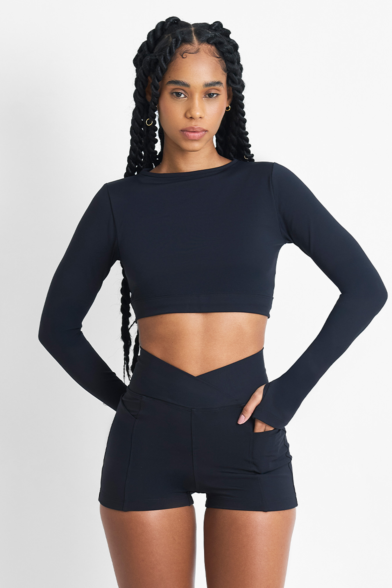 short yani nanquim frente Mulher vestindo SHORT YANI SOFT NANQUIM preto, conjunto de activewear elegante e confortável.