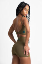 SHORT YANI SOFT SAVANA: Conjunto esportivo feminino verde oliva, top e shorts. Conforto e estilo para seus treinos.