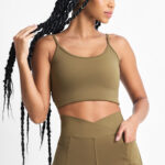 SHORT YANI SOFT SAVANA: Conjunto esportivo verde oliva, top e shorts. Conforto e estilo para seus treinos.