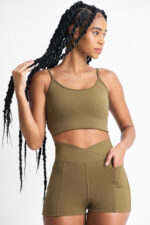 SHORT YANI SOFT SAVANA: Conjunto esportivo verde oliva, top e shorts. Conforto e estilo para seus treinos.