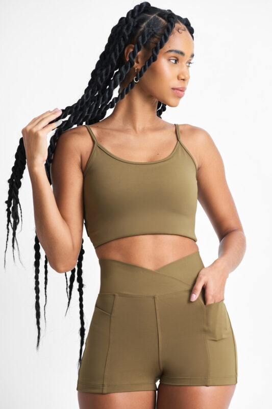 SHORT YANI SOFT SAVANA: Conjunto esportivo verde oliva, top e shorts. Conforto e estilo para seus treinos.
