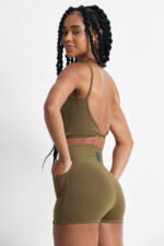 Short Yani Soft Savana: Shorts de ginástica verde-oliva com bolsos laterais.