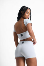TOP AMÉLIA LUNAR: Top cropped cinza claro e shorts combinando, look fitness moderno.