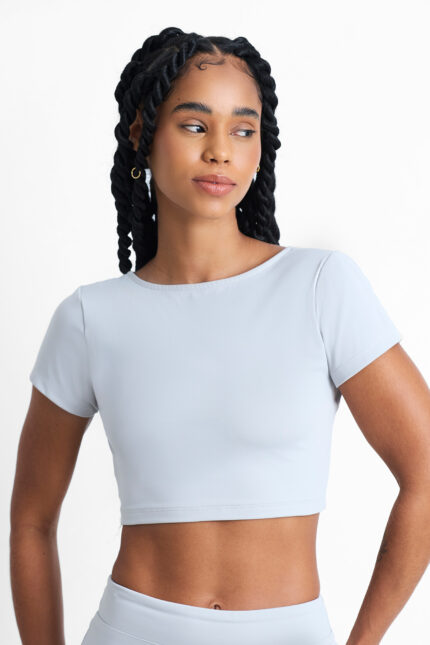 TOP AMÉLIA LUNAR: Top cropped azul claro para treino ou casual.