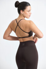 Top Axy Cacau: Top esportivo marrom com design de tiras cruzadas nas costas, ideal para exercícios e atividades físicas.