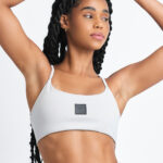 TOP AXY LUNAR: Top esportivo lunar cinza claro com logo da marca.