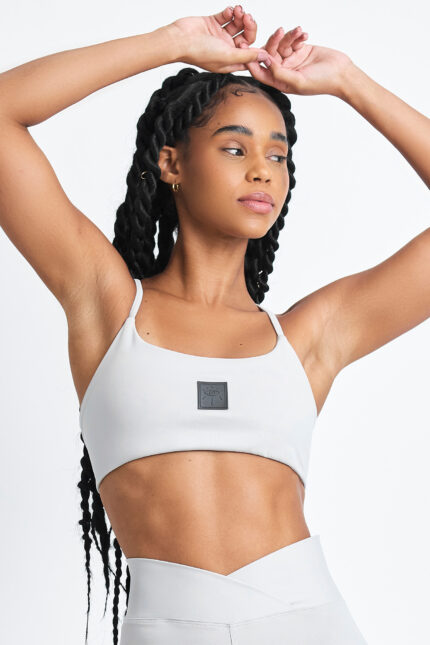TOP AXY LUNAR: Top esportivo lunar cinza claro com logo da marca.