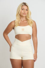 TOP AXY MACADÂMIA: Top esportivo cor macadâmia, ideal para treinos e atividades físicas.