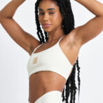 TOP AXY MACADÂMIA: Top esportivo branco, ideal para treinos e atividades físicas.