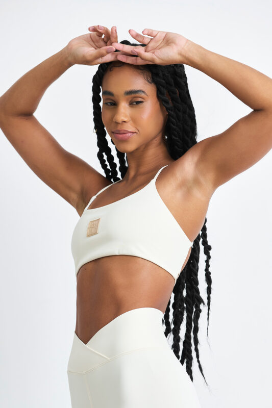 TOP AXY MACADÂMIA: Top esportivo branco, ideal para treinos e atividades físicas.