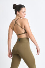 Top Axy Soft Savana: Top esportivo feminino cor savana com design de tiras cruzadas nas costas.