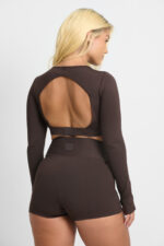TOP AYMÉ CACAU: Top cropped marrom de manga longa com costas abertas e shorts combinando.