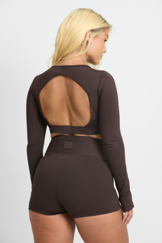 TOP AYMÉ CACAU: Top cropped marrom de manga longa com costas abertas e shorts combinando.