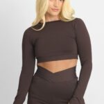 Top Aymé Cacau: Conjunto marrom de cropped manga longa e shorts cintura alta cruzada.