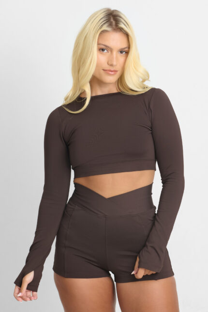 Top Aymé Cacau: Conjunto marrom de cropped manga longa e shorts cintura alta cruzada.