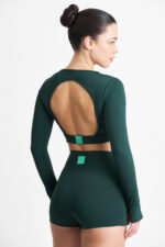 TOP AYMÉ FLORESTA: Top cropped verde de manga longa com detalhe de costas abertas.