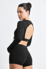 TOP AYMÉ SOFT NANQUIM preto: top cropped de manga longa com costas abertas e shorts pretos.