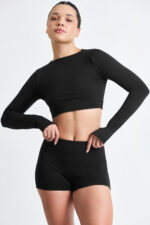 TOP AYMÉ SOFT NANQUIM: Top cropped preto de manga longa e shorts pretos.