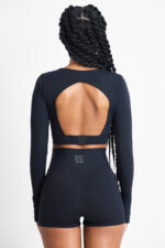 TOP AYMÉ SOFT NANQUIM: Top cropped preto de manga longa com costas abertas e shorts pretos de cintura alta combinando.