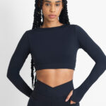 TOP AYMÉ SOFT NANQUIM: Top cropped preto de manga longa e shorts pretos.
