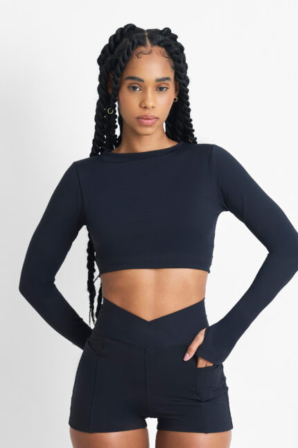 TOP AYMÉ SOFT NANQUIM: Top cropped preto de manga longa e shorts pretos.
