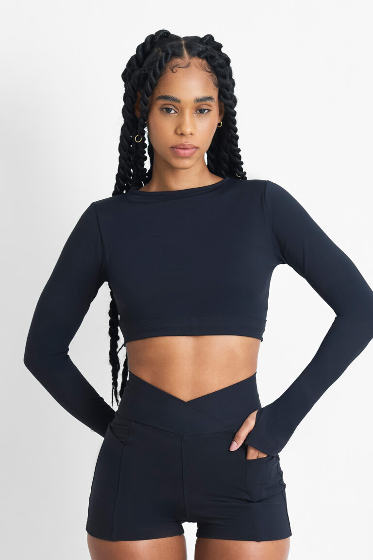 TOP AYMÉ SOFT NANQUIM: Top cropped preto de manga longa e shorts pretos.