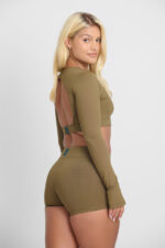 TOP AYMÉ SOFT SAVANA: Top cropped manga longa cor savana, estiloso e confortável para treinos ou dia a dia.