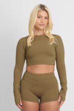 Top Aymé Soft Savana: Conjunto feminino verde oliva de cropped manga longa e shorts.