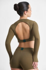 TOP AYMÉ SOFT SAVANA: Top cropped esportivo verde oliva com manga longa e detalhe vazado nas costas.