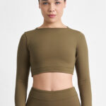 Top Aymé Soft Savana: cropped de manga longa e legging cor cáqui.