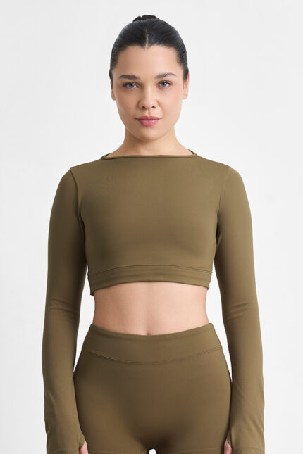 Top Aymé Soft Savana: cropped de manga longa e legging cor cáqui.