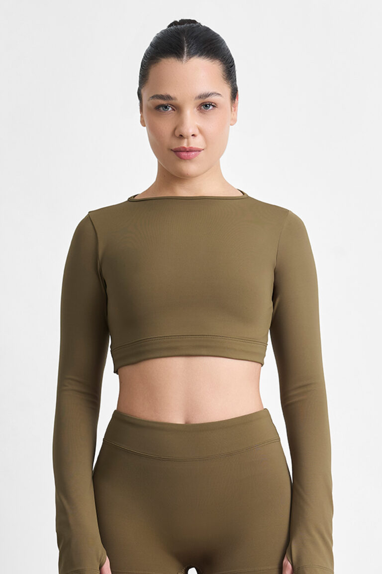 Top Aymé Soft Savana: cropped de manga longa e legging cor cáqui.