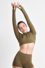 Top Aymé Soft Savana: top cropped de manga longa na cor savana, ideal para esportes e looks casuais.