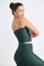 TOP MELINA FLORESTA: Top verde texturizado sem alças, parte de conjunto de roupa esportiva feminina.
