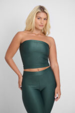 Top Melina Floresta: Modelo vestindo conjunto verde, top faixa e leggings.