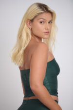 TOP MELINA FLORESTA: Mulher loira usando top tomara que caia verde floresta.